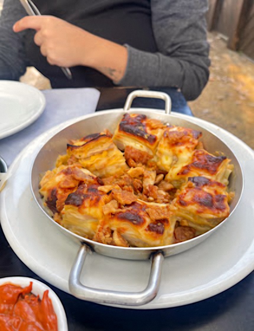 Prato quente servido na panela
