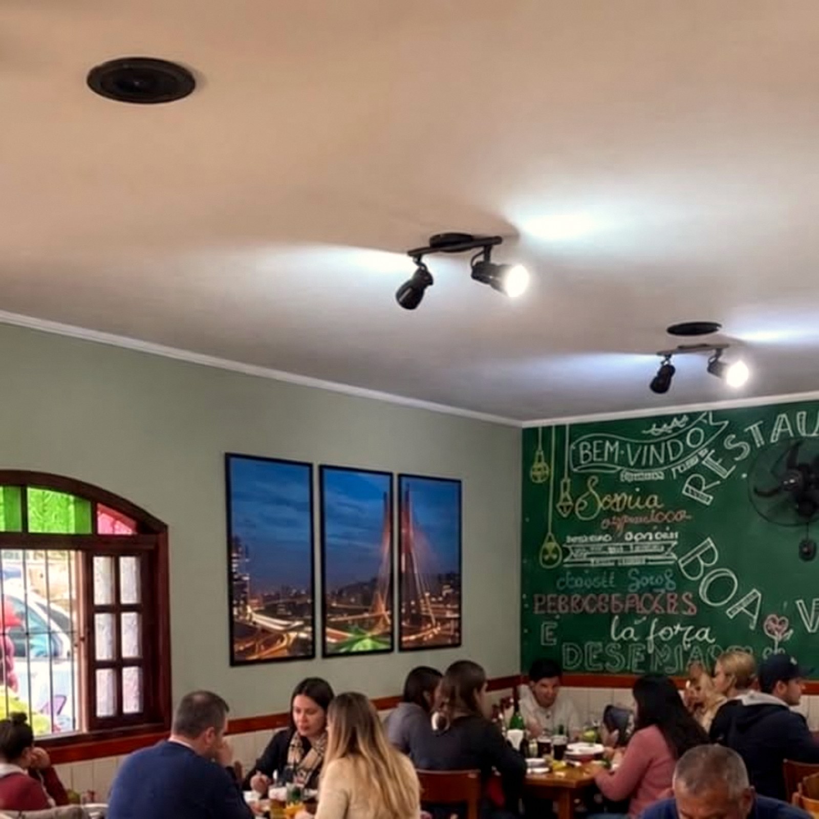 Salão do Restaurante Boa Vista com clientes almoçando